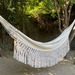 Hamaca de algodón modelo Auralia - hamaca de algodon blanca con hilos decorativos trenzados al costado 1.png.jpg