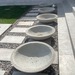 Plato de concreto de 60 cm de diámetro - platos de cemento hormigon rustico concreto de 60 cm de diametro con agujeros de drenaje para plantas.JPG