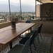 Mesa de comedor con banca, sillas y plantas - Mesa de fierro con plantas y alfombra.jpg