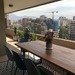 Mesa de comedor con banca, sillas y plantas - Mesa de coigue con patas de fierro terraza grande.jpg
