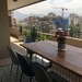 Mesa de comedor con banca, sillas y plantas - Mesa con maceteros autoregantes y plantas.jpg