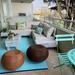 Sofá en L con mesas laterales + comedor para 2 personas - terraza completa matrimonio joven.jpg