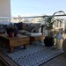 Terraza con sofá en L mirando hacia el interior - Terraza chica con muebles decorados.jpg