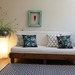 Macetero de cerámica de gres con cara de 40 cm de altura - Sillon con cojines maceteros ilumindosy planta.JPG