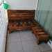 Sofá de madera de pallets reciclados a medida - sofa y banca en L para terraza pequeña.jpeg