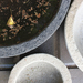 Plato de concreto de 80 cm de diámetro - macetero color negro con  gris de hormigon.jpg
