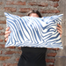 Cojines en tonos azules - cojin rectangular cebras celeste.jpg