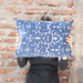 Cojines en tonos azules - cojin azul marino con textura.jpg