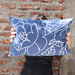 Cojines en tonos azules - Cojin azul marino con flores blancas con lineas.jpg