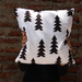 Cojines en tonos negros con blanco, grises y otros - cojin negro con blanco tipo nordico con pinos.jpg