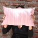 Cojines en tonos turquesa y rosados - cojin rectangular rosado con rayas.jpg