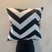 Cojines en tonos negros con blanco, grises y otros - cojin zig zag negro con blanco.jpeg