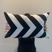 Cojines en tonos negros con blanco, grises y otros - cojin rectangular zigzag negro.jpeg