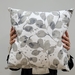 Cojines en tonos negros con blanco, grises y otros - Cojín cuadrado blanco con hojas gris y negro.jpeg