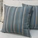 Cojines en tonos azules - cojines decorativos rayados celeste con beige.jpeg