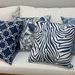 Cojines en tonos azules - cojin decorativo cuadrado cebra azul con blanco.jpeg