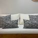Cojines en tonos negros con blanco, grises y otros - cojines decorativos grises con flores y hojas blancas .jpeg