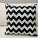 Cojines en tonos negros con blanco, grises y otros - cojín decorativo zig zag líneas delgadas blanco negro.jpeg