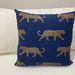 Cojines en tonos azules - cojín decorativo azul con felino dorado.jpeg