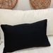 Cojines en tonos negros con blanco, grises y otros - cojin decorativo rectangular negro con vivo blanco.jpeg