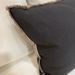 Cojines en tonos negros con blanco, grises y otros - cojin decorativo rectangular negro con vivo beige flequillo.jpeg