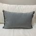 Cojines en tonos negros con blanco, grises y otros - cojin decorativo gris claro con flecos rectangular.jpeg