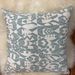 Cojines en tonos azules - cojin decorativos diseño de peces celeste con blanco.jpeg
