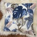 Cojines en tonos azules - cojin cuadrado hojas azules, rosadas y beige.JPG