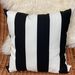 Cojines en tonos negros con blanco, grises y otros - cojin decorativo rayado blanco negro franjas gruesas.jpeg