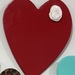 Corazones de cerámica - corazon de ceramica para colgar rojo con rosa blanca.JPG