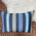 Cojines en tonos azules - cojin decorativo rectangular franjas verticales azules, celestes y beige.JPG