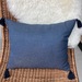 Cojines en tonos azules - cojin decorativo rectangular azul con pompones.JPG