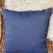 Cojines en tonos azules - cojin decorativo cuadrado azul con flecos en los bordes.JPG