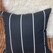 Cojines en tonos negros con blanco, grises y otros - cojin decorativo cuadrado negro con líneas blancas.JPG