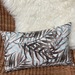 Cojines en tonos amarillos y beige - cojin decorativo rectangular con diseño de hojas cafés y celestes.JPG