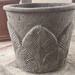Macetero de hormigón con diseño de hojas  - Macetero de hormigon concreto relieve con hojas.jpeg