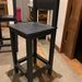 Piso bar de madera de pallets reciclados - piso alto de madera de pallet con respaldo color negro.jpeg
