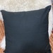 Cojines en tonos negros con blanco, grises y otros - cojin decorativo cuadrado negro liso.JPG