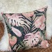 Cojines en tonos verdes y tropicales - cojin decorativo cuadrado hojas de monstera rosadas y fondo negro.JPG