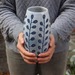 Florero de cerámica pintado a mano - florero pintado a mano de ceramica azul con flores.jpg