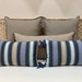 Set de 5 cojines decorativos en tela de exterior de calidad alta - set de cojines decorativos en tela de exterior de calidad alta tonos taupe, beige con flecos y azul a rayas.JPG