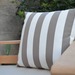 Cojín decorativo de exterior premium de 50 por 50 cm - cojin cuadrado tela de exterior taupe con blanco.jpeg