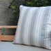Cojín decorativo de exterior premium de 50 por 50 cm - cojin de exterior rayado gris con blanco.jpeg