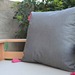 Cojín decorativo de exterior premium de 50 por 50 cm - cojin tela de exterior ris con flecos rosados.jpeg