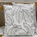 Cojines en tonos negros con blanco, grises y otros - cojin decorativo blanco con hojas negras y pompones mostaza.JPG