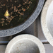Plato de concreto de 110 cm de diámetro - maceteros de hormigon color gris y negro.jpg