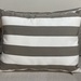 Cojín decorativo de exterior premium de 40 por 25 cm - cojin decorativo rectangular chico tela rayada tonos taupe y blanco resistente al sol.jpg