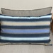 Cojín decorativo de exterior premium de 40 por 25 cm - cojin decorativo rectangular chico tela rayada tonos azules en tela resistente al sol.jpg