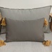 Cojín decorativo de exterior premium de 40 por 25 cm - cojin decorativo rectangular chico taupe con pompones en tela resistente al sol.jpg