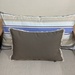 Cojín decorativo de exterior premium de 40 por 25 cm - cojin decorativo rectangular chico taupe con flecos en tela resistente al sol.jpg